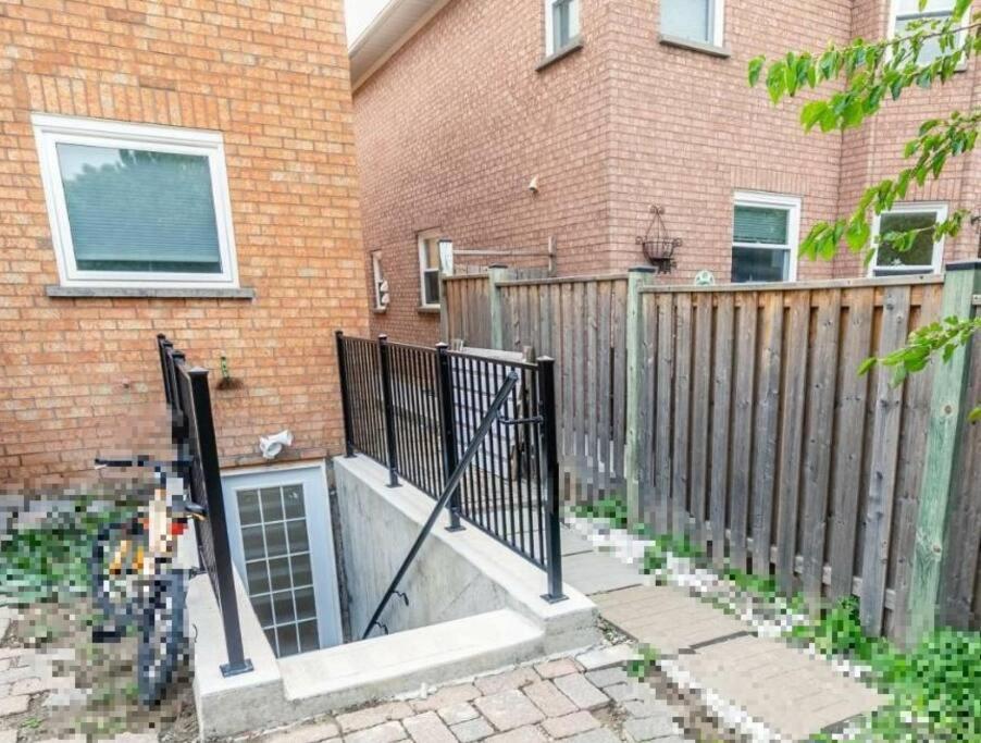Spacious Basement Мисисага Екстериор снимка