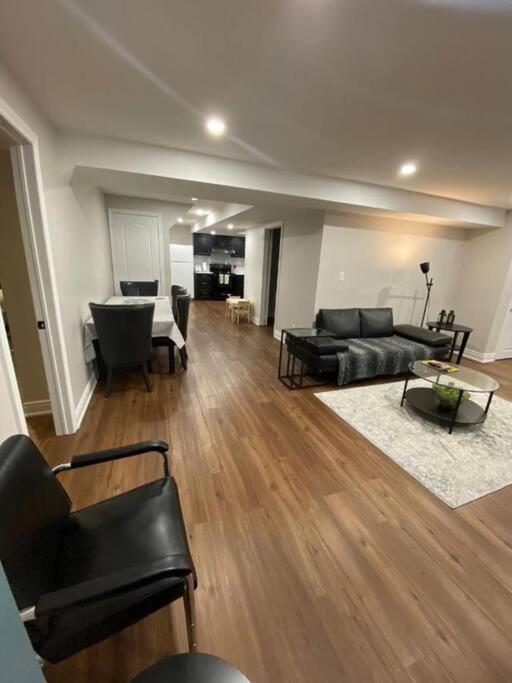 Spacious Basement Мисисага Екстериор снимка
