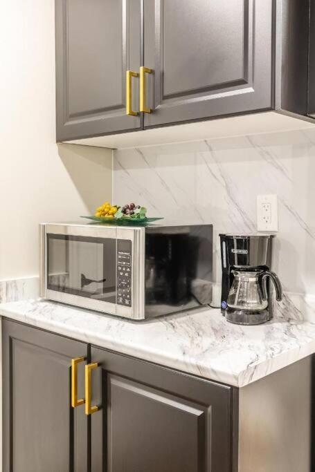 Spacious Basement Мисисага Екстериор снимка