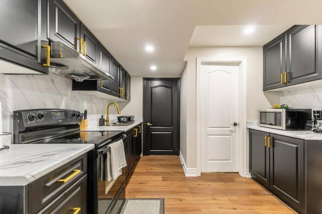 Spacious Basement Мисисага Екстериор снимка