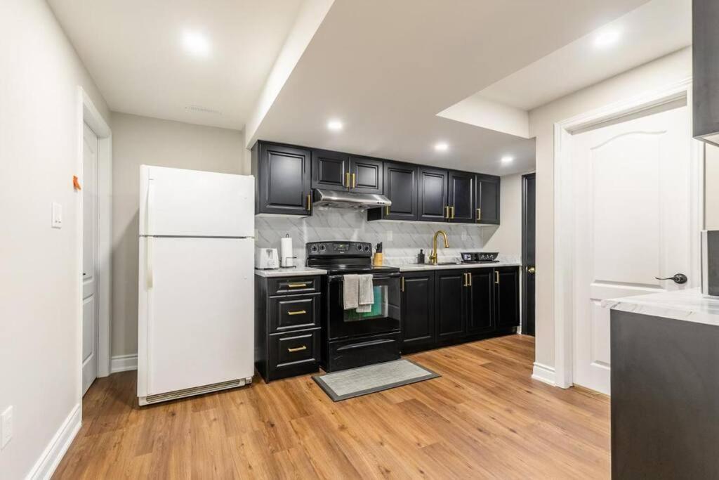 Spacious Basement Мисисага Екстериор снимка